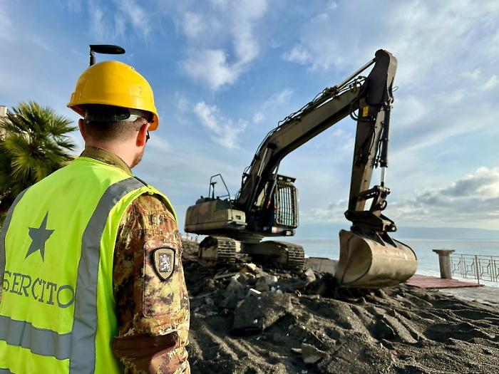 Genieri della Brigata Aosta al lavoro per ripristinare la viabilit&agrave; a Santa Teresa di Riva e Furci Siculo dopo il ciclone Harry