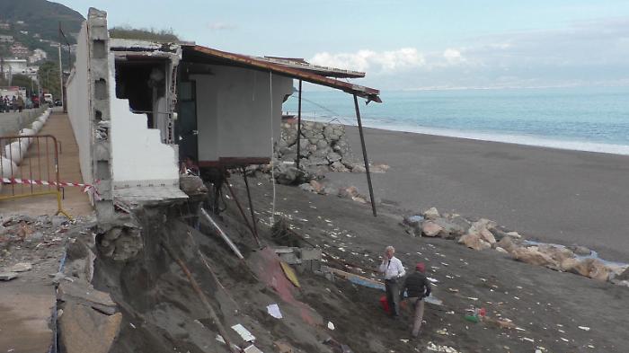 Meloni e il ciclone Harry e lo stato d'emergenza: &laquo;Le regioni presentino subito le richieste&raquo;. Schifani: &laquo;Mai pi&ugrave; ristoranti con le palafitte sul mare&raquo;