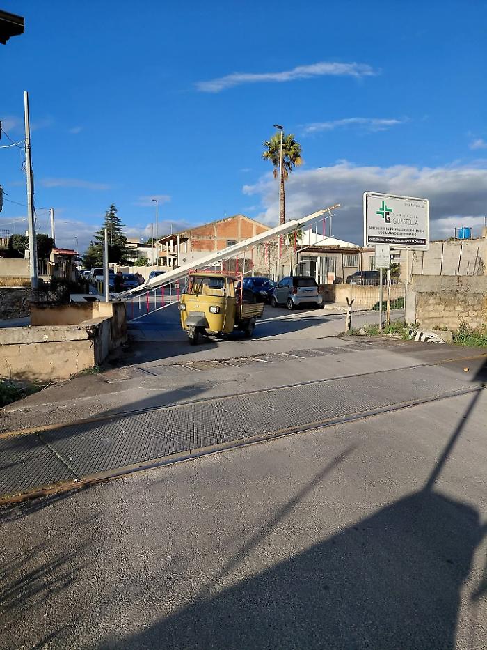 Vittoria, motoape resta incastrata tra le sbarre del passaggio a livello