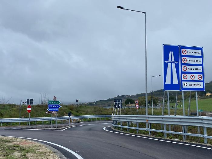 Lo svincolo pi&ugrave; caotico d'Europa si trova in Sicilia: buio, segnaletica carente e gran caos