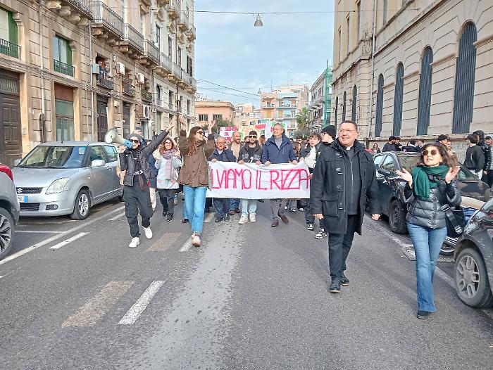 "Il Rizza &egrave; casa nostra": studenti in piazza a Siracusa contro il trasferimento