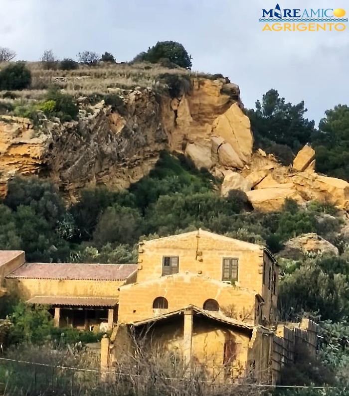 La collina che cede sopra la Panoramica dei Templi: crepe nella roccia, nodi nella politica