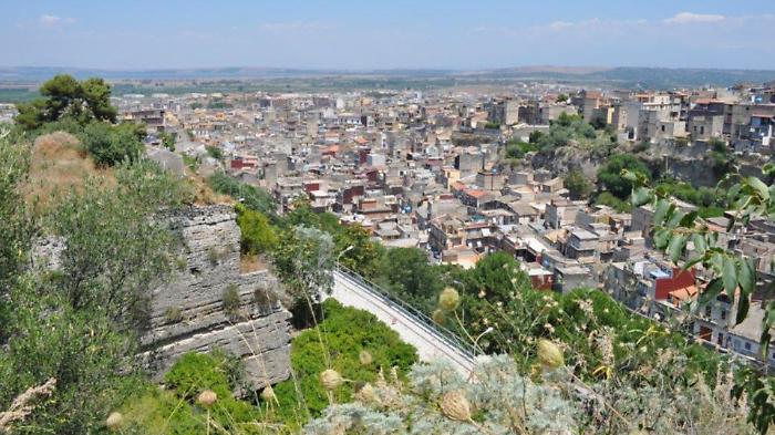 Rubinetti a secco nel centro storico: autobotte attiva per rifornire i cittadini