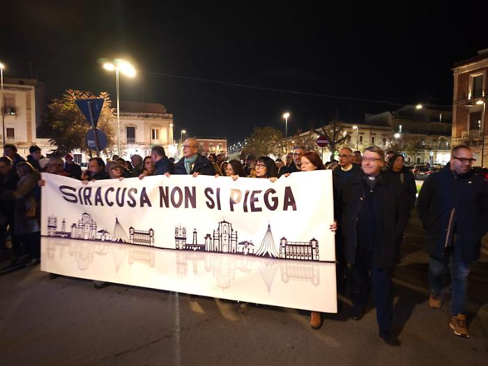 Siracusa non si piega ma le denunce sono poche: una citt&agrave; in marcia, un vuoto che fa rumore
