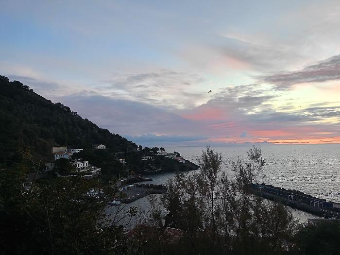 Ustica, il molo Cimitero chiuso dopo il ciclone Harry: sindaco denuncia rischio rifiuti e chiede riapertura parziale