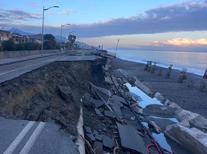 Ciclone Harry, la Regione taglia la burocrazia: &laquo;Basta un'autocertificazione per i ristori&raquo;