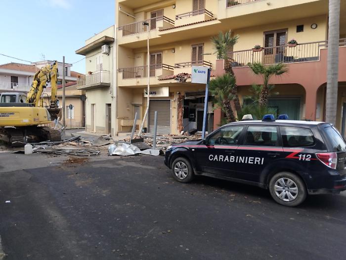 Con un escavatore, rubato poco prima, asportano bancomat di un istituto di credito e fuggono