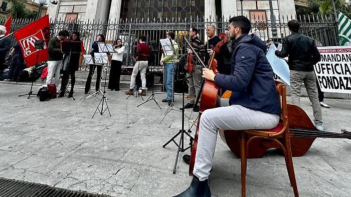 Palermo, la protesta della Fondazione Orchestra Sinfonica Siciliana: musicisti in abiti civili in piazza