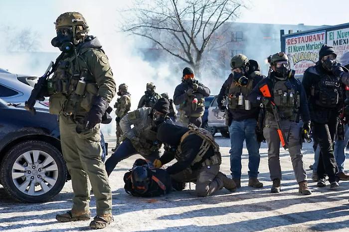 A Minneapolis la morte di Alex Pretti tra video e testimoni che mettono in dubbio il possesso dell'arma