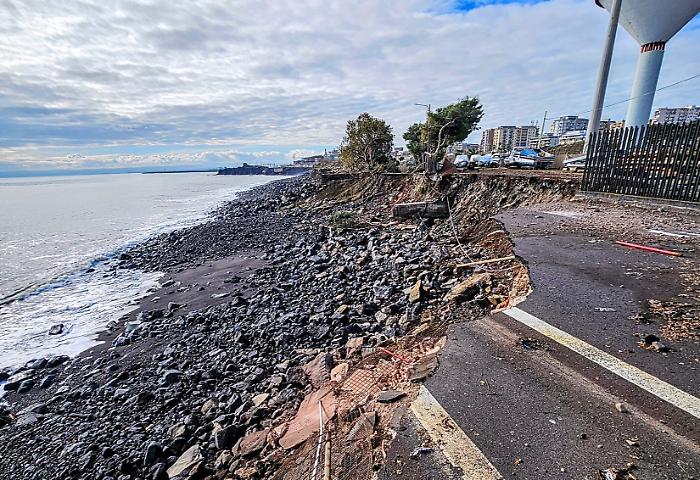 Porto Rossi nel mirino: rimozione dei relitti, sicurezza e polemiche sui fondi
