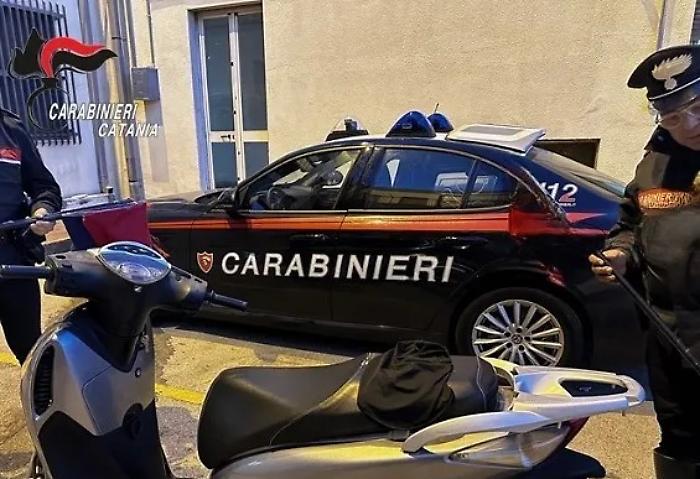 A bordo di un ciclomotore senza targa e con il telaio manomesso: 18enne denunciato