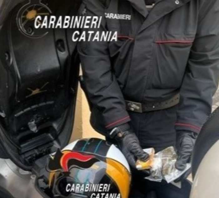 Inversione sospetta e 17 grammi di "lemon": i carabinieri arrestano due pusher minorenni 