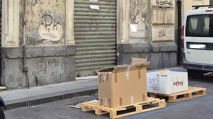 Catania. Stalli blu occupati da cartoni