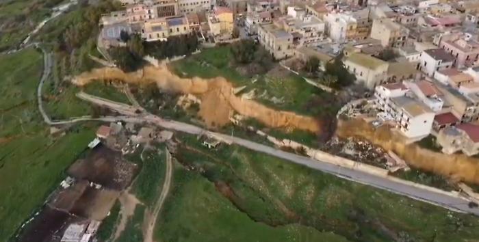 Paura a Niscemi: una frana mette a rischio un intero quartiere, 500 persone evacuate, scuole chiuse