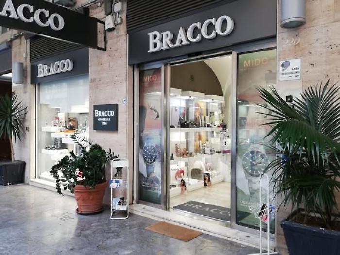 Banda del buco in azione, razziati Rolex e contanti in una gioielleria