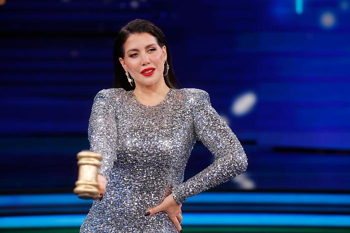 Wanda Nara, sesto figlio in arrivo? Il video del bacio sulla pancia scatena il web (ma restano dubbi)