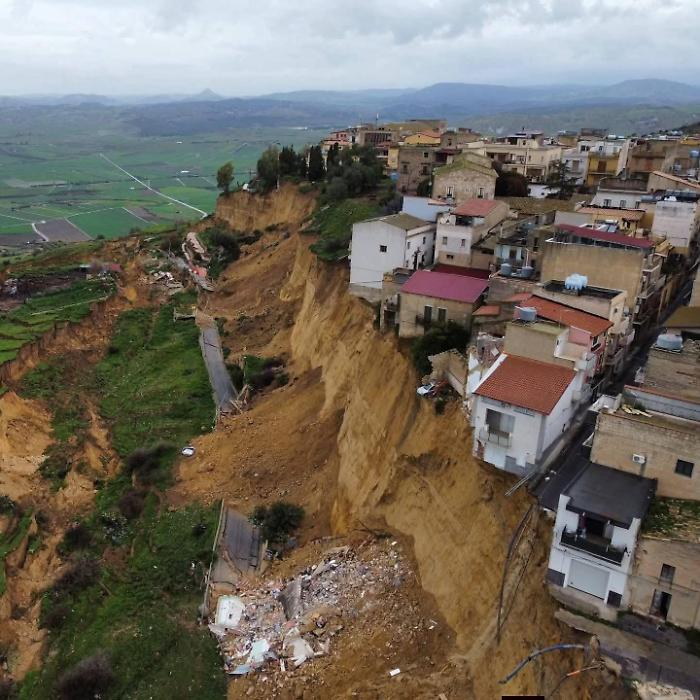 La frana a Niscemi continuaua ad avanzare verso la citt&agrave;: evacuati in aumento e centro quasi isolato