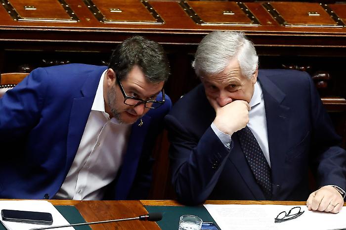 Salvini contro Tajani, Vannacci sullo sfondo: la foto con Robinson incendia la convention della Lega