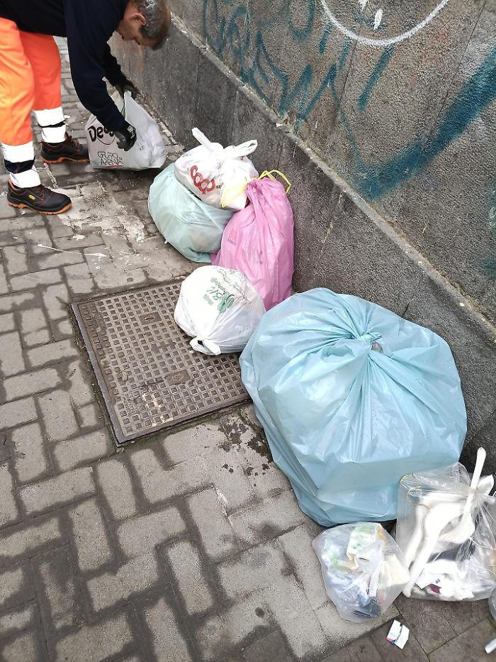 "Spacchettamento" dei sacchetti dei rifiuti e controlli in borghese: 77 multe a Catania per l'abbandono dei rifiuti in centro