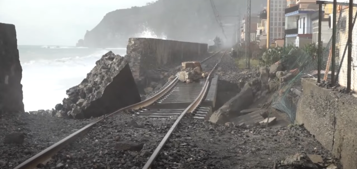 ferrovia interrotta catania messina ciclone