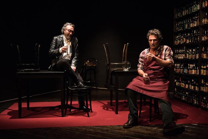 Il vuoto che parla: &laquo;Birre e rivelazioni&raquo; al Teatro Libero