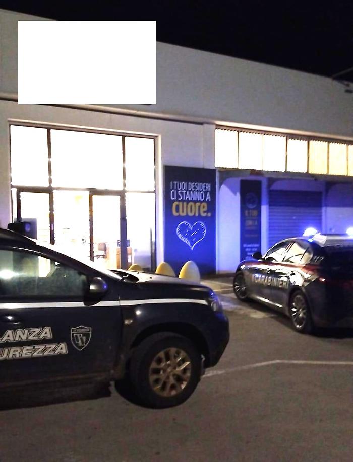 Vittoria, fanno un buco nel muro del supermercato: ma i ladri vengono messi in fuga