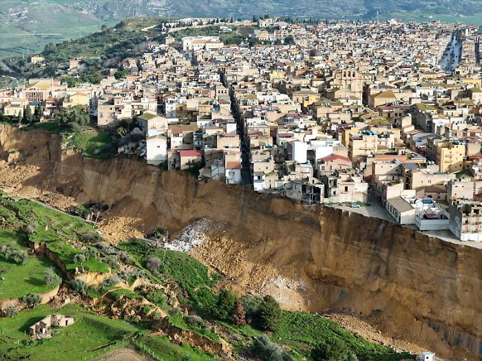 Niscemi, l'appalto fantasma dietro la frana da 350 milioni di metri cubi