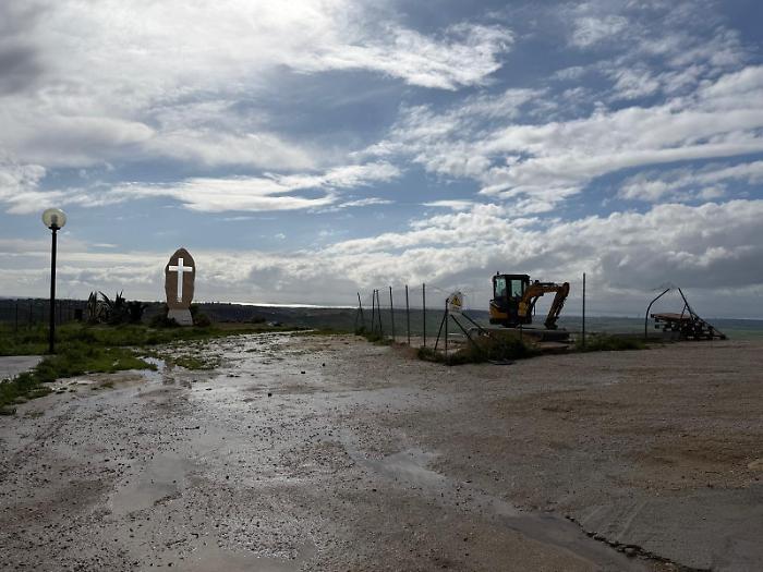 La croce in bilico: Niscemi assediata dalla frana, rischio isolamento e tensione tra gli sfollati