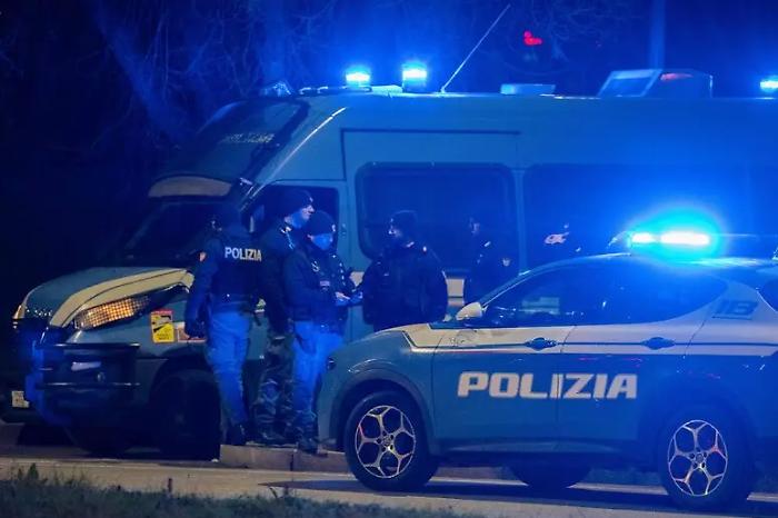 Giovane marocchino punta un'arma a salve: ucciso dalla polizia a Milano