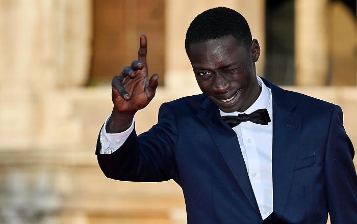 Khaby Lame, il giorno in cui un gesto muto divent&ograve; codice: dentro l&rsquo;affare che trasforma l&rsquo;influencer in un avatar