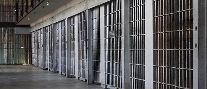Tentano di introdurre mezzo chilo di hashish nel carcere di Cavadonna: un arresto e un complice in fuga