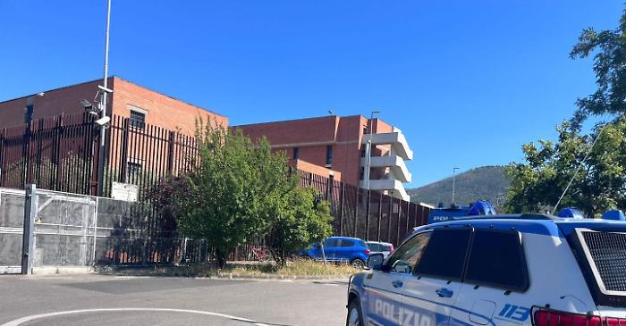 &ldquo;La Dogaia&rdquo; sotto assedio: tre aggressioni in un mese e l&rsquo;ombra di violenze sessuali. Dentro il carcere di Prato una spirale che nessuno riesce a fermare