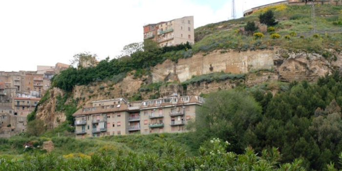  Un'altra frana, stavolta di lieve entit&agrave;, lungo le pendici: alla Regione da 4 anni fermi i progetti per 12 milioni di euro con cui contenere il frequente dissesto