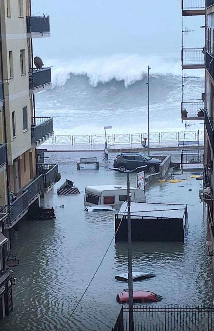 Maltempo per tutto il weekend: onde fino a 4-5 metri e piogge che potrebbero durare due settimane