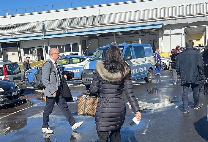 Allarme bomba al centro di smistamento Poste di Catania: cinque pacchi sospetti, evacuati i dipendenti  