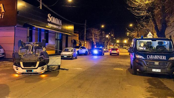 Catania: tentano un furto con spaccata in un supermercato, ma il suv si ribalta