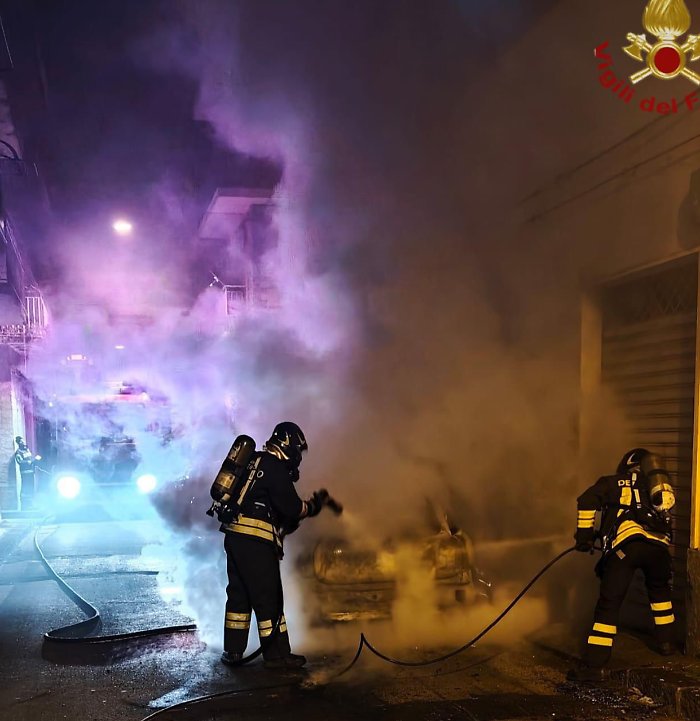 Auto alimentata a metano in fiamme a Lentini