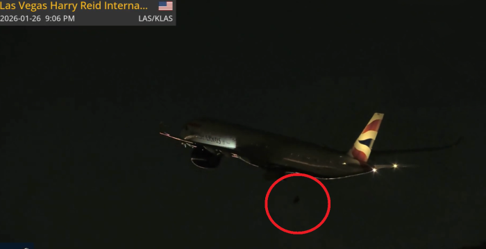 Boeing perde ruota del carrello durante il decollo da Las Vegas: la scena ripresa in un video delle cam dell'aeroporto 