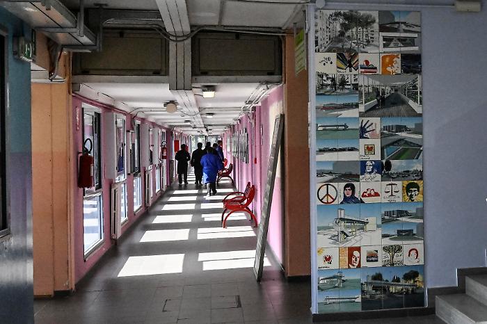 Metal detector a scuola solo su richiesta: cosa cambia davvero dopo la circolare Valditara&ndash;Piantedosi