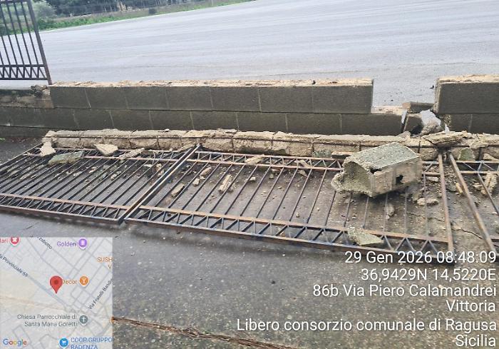 Vittoria, cadono muri e recinzioni: numerosi danni in citt&agrave; per il forte vento