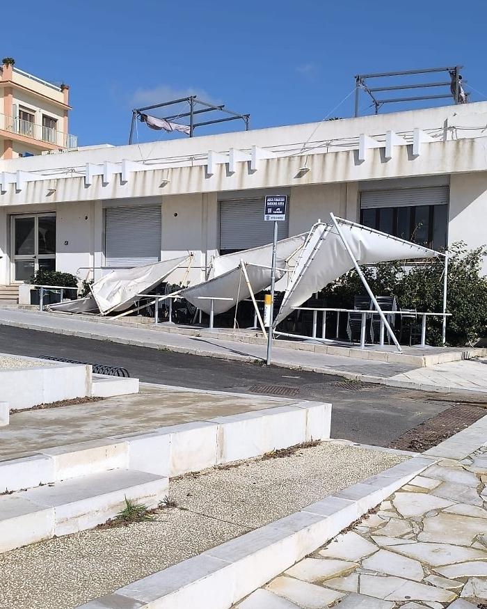 Il vento fa altri danni, a Marina di Modica copertura esterna di un ristorante rasa al suolo