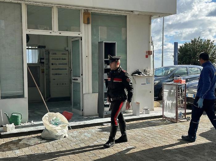 Acireale: picconate al distributore per un bottino di 200 euro