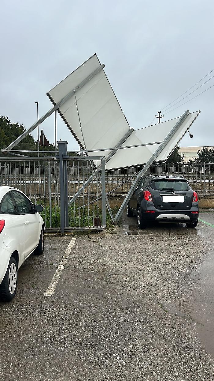 A Ragusa volano pure i cartelloni pubblicitari, situazione difficile