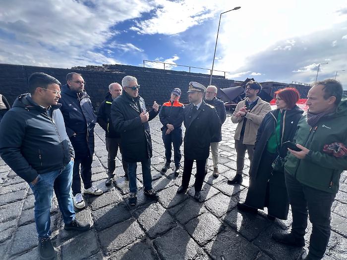 Il porto commerciale di Riposto spazzato dal ciclone Harry: molo da demolire e rischio emergenza per i pescatori