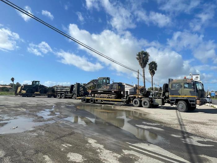 Frana a Niscemi: l'Esercito apre un bypass e trasforma le piste agricole per evitare l'isolamento