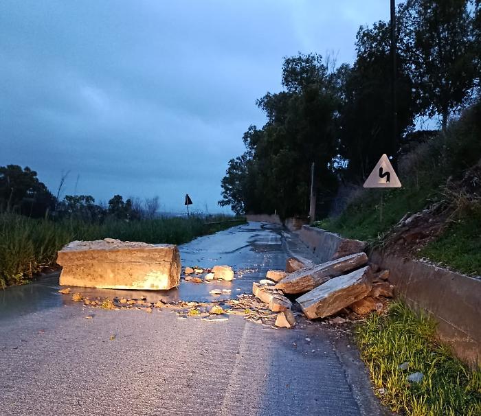 Maltempo nell&rsquo;Agrigentino: frana sulla "Crocca", massi e fango invadono la carreggiata. &Egrave; allerta sicurezza
