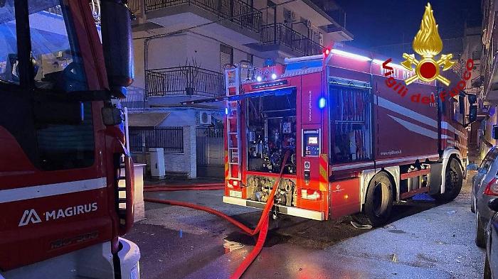 Incendio nella notte a Palermo: fiamme in via Colozza, Vigili del Fuoco in azione per ore in un capannone