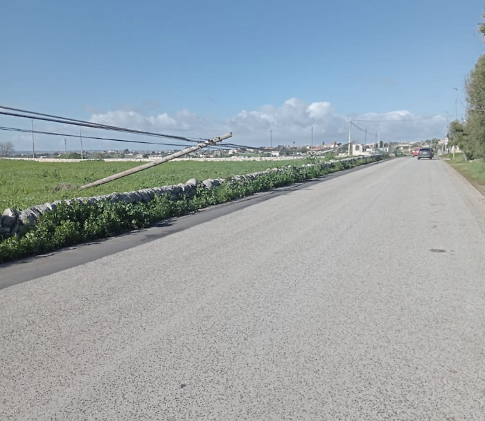 Raffiche di vento, a Quartarella (Modica) cadono i pali della telefonia