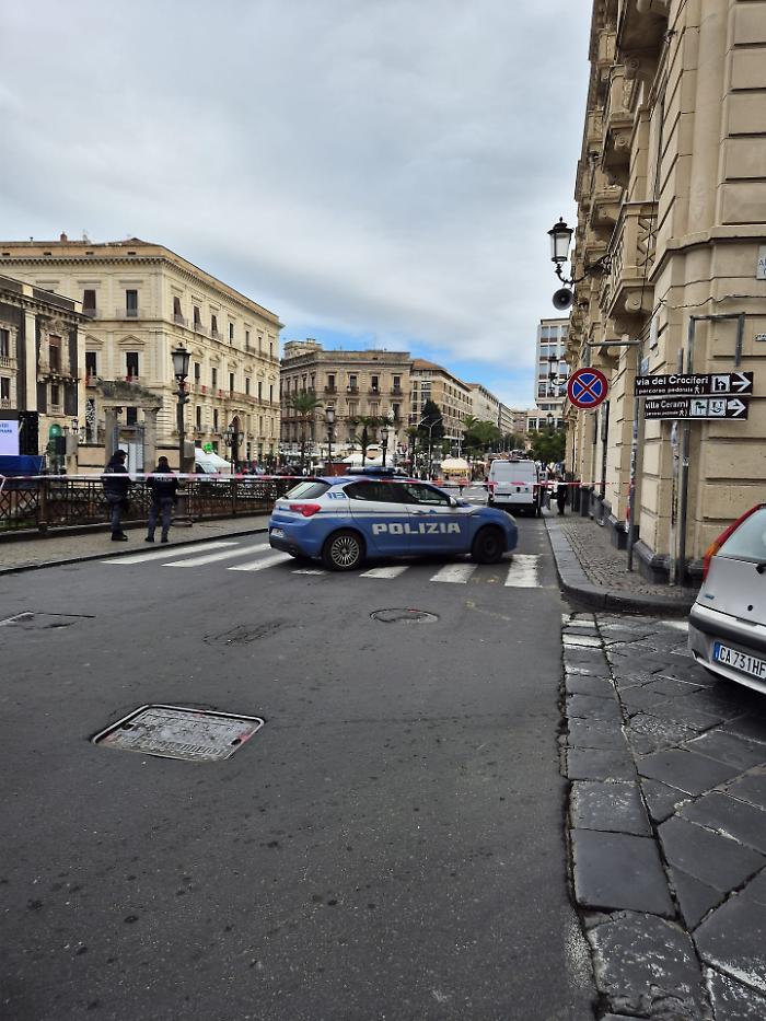 Catania,  piazza Stesicoro off limits: stanno operando gli artificieri della polizia 