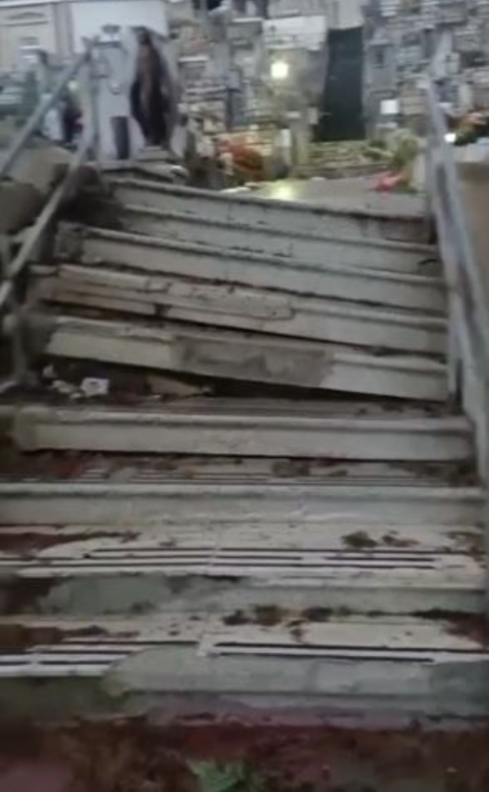 Paura al camposanto di Marianello: pino secolare sradicato dal vento danneggia tombe e scalinata